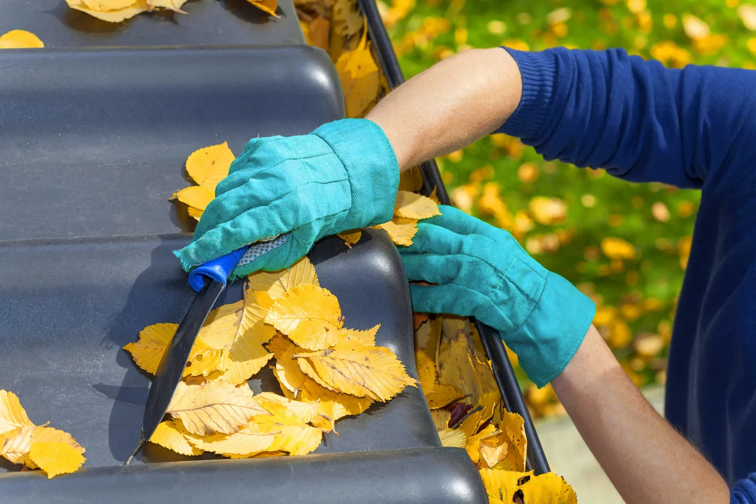 Уборка крыш от листвы