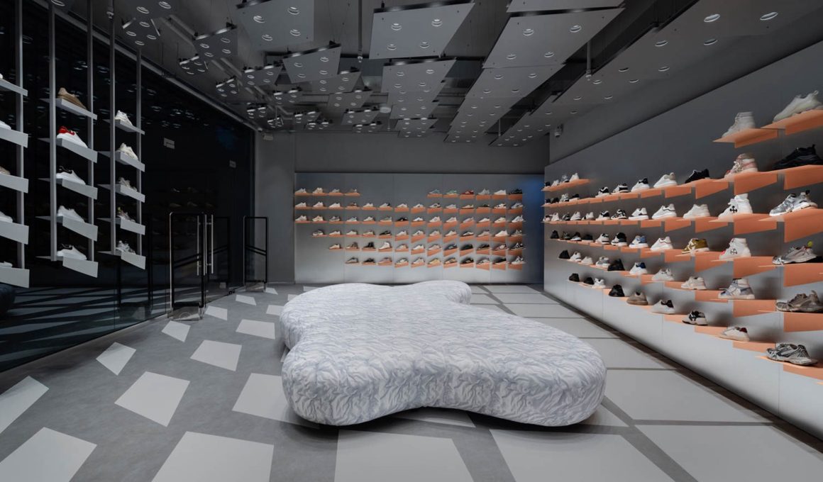 Beymen Sneakers: A Harmonious Blend of Minimalism and Sound in Istanbul's Istinye Park Shopping Center