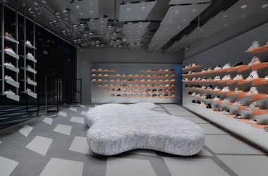 Beymen Sneakers: A Harmonious Blend of Minimalism and Sound in Istanbul's Istinye Park Shopping Center