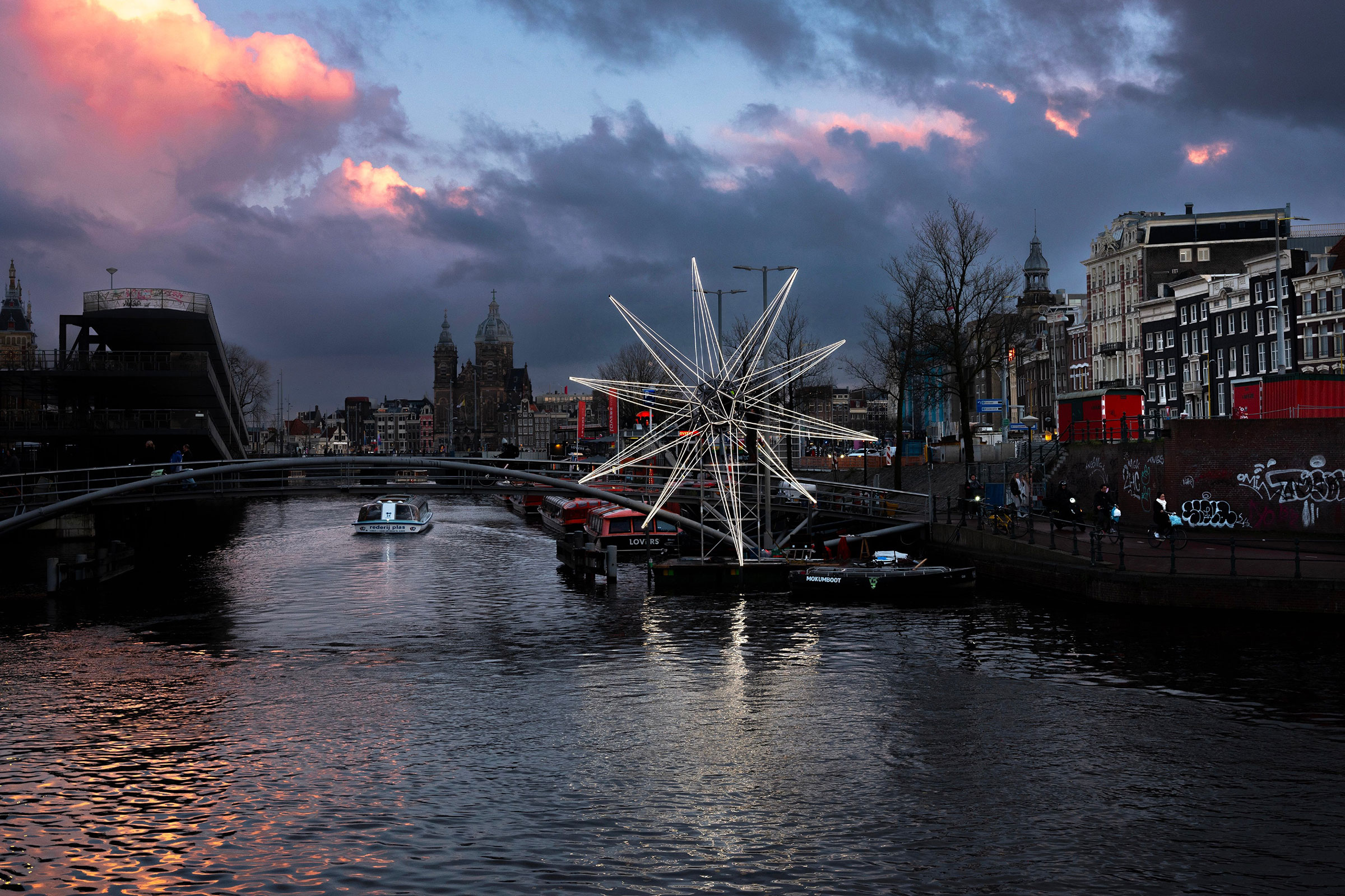 Amsterdam Light Festival Welcomes “Polaris”: A Celestial Beacon in the Cityscape